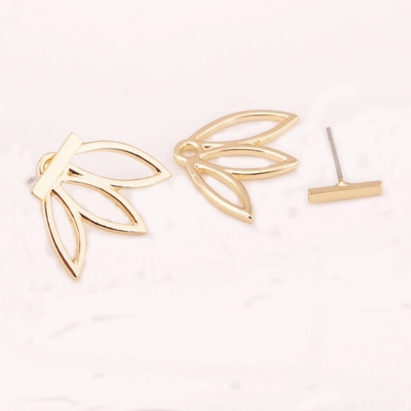 💓 LAST ONE 🆕🌸 Water Lily Ear Stud - Picture 7 of 8